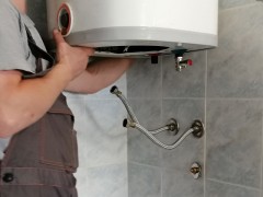 Na toploj cevi bojlera kaplje voda